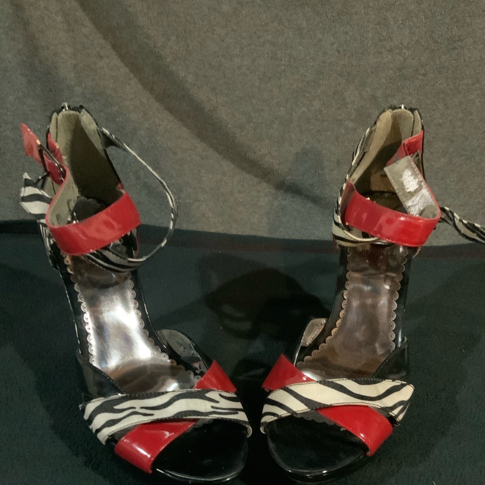 Red/black/zebra pumps